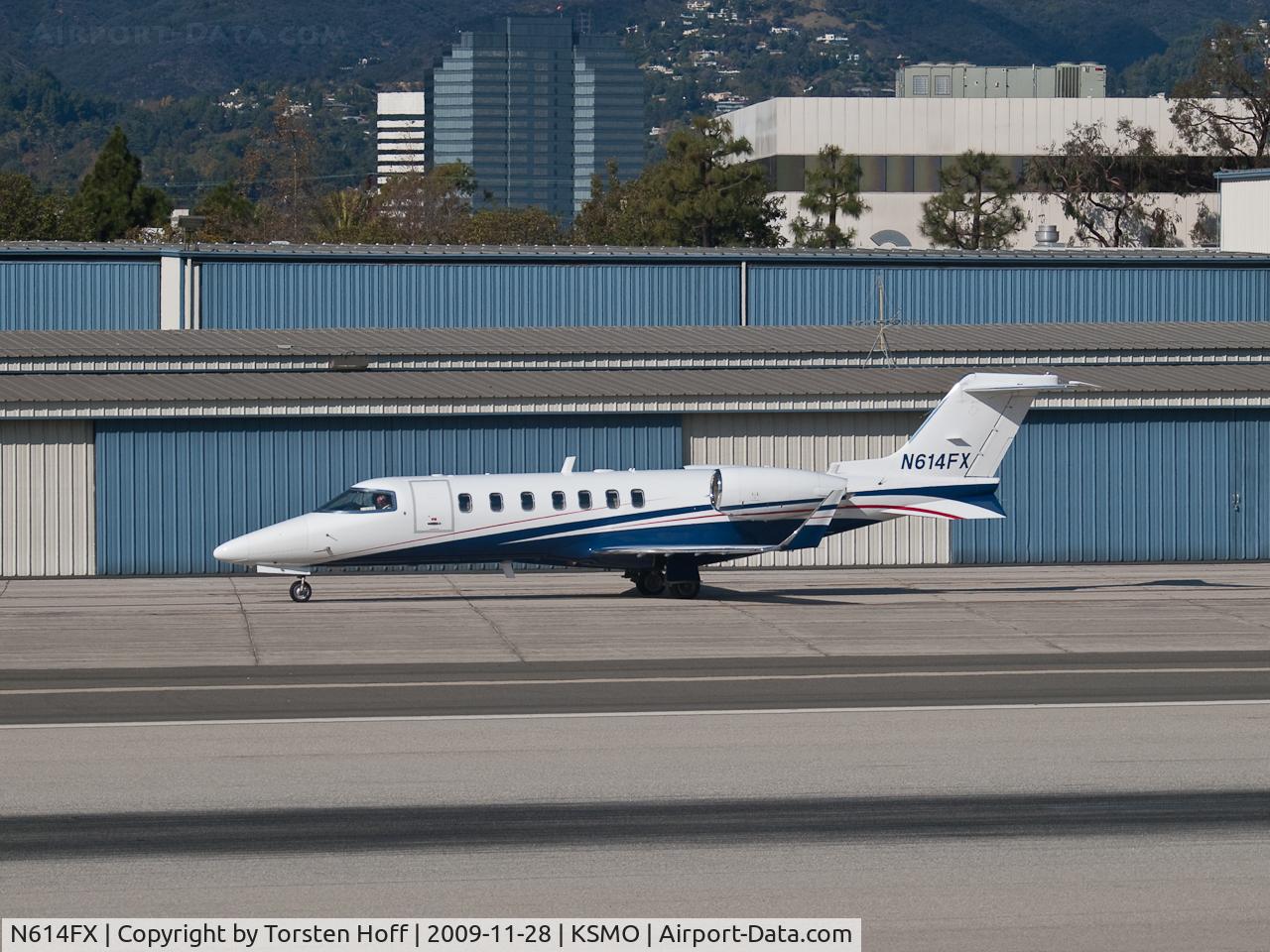 N614FX, 2005 Learjet Inc 45 C/N 2041, N614FX taxiing