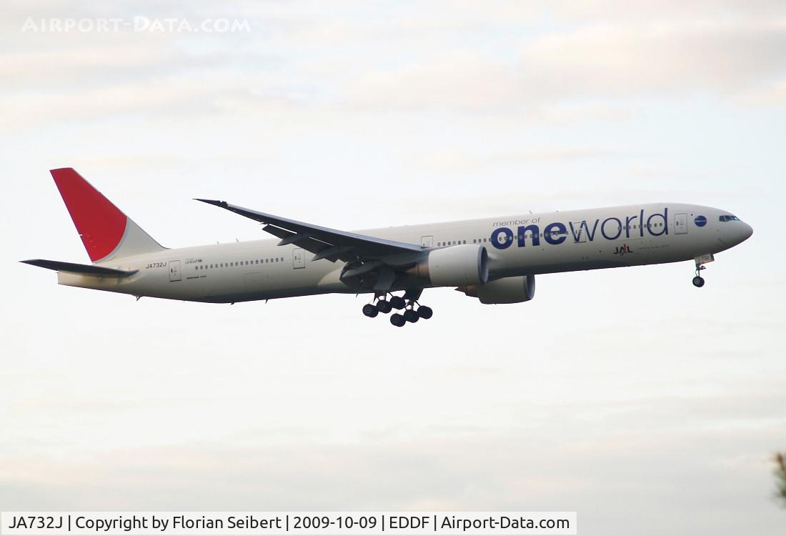 JA732J, 2002 Boeing 777-346/ER C/N 32430, Short final rwy 07L