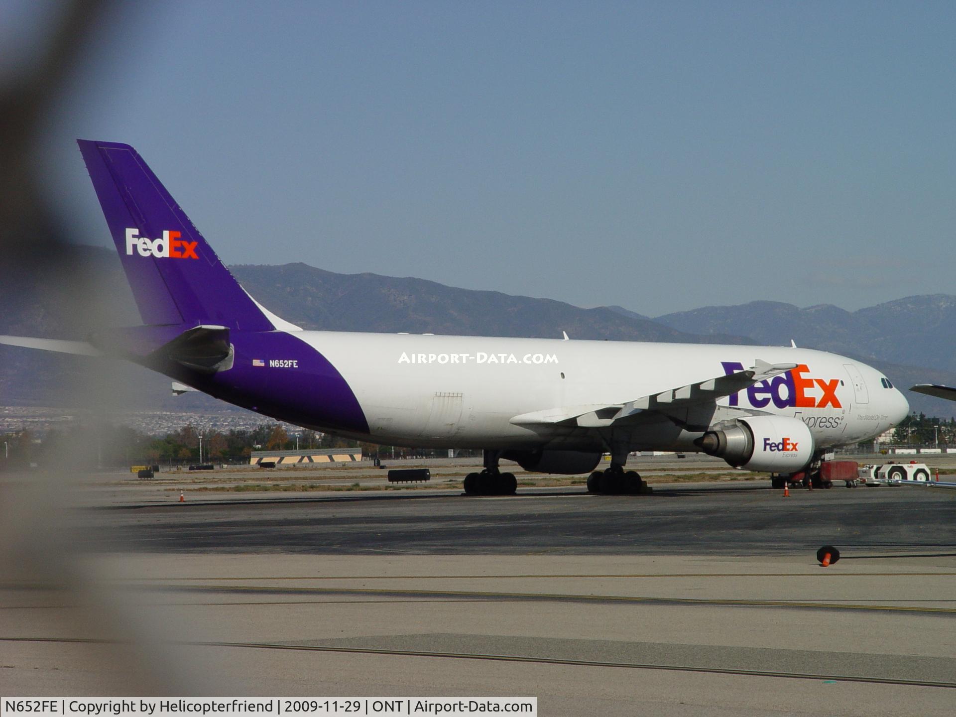 N652FE, 1994 Airbus A300F4-605R C/N 735, Being made ready for flight, soutside of Ontario