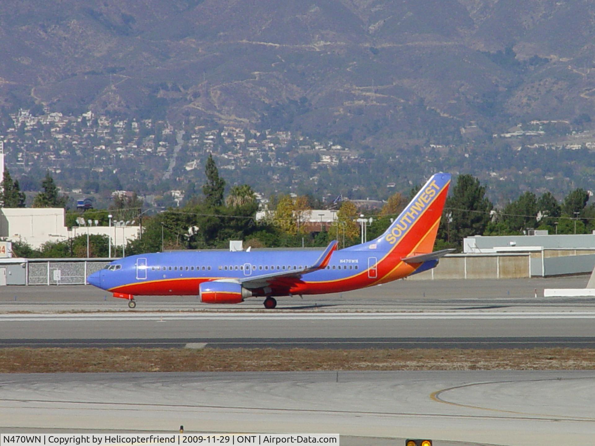 N470WN, 2004 Boeing 737-7H4 C/N 33860, Taxiing to runway 8L