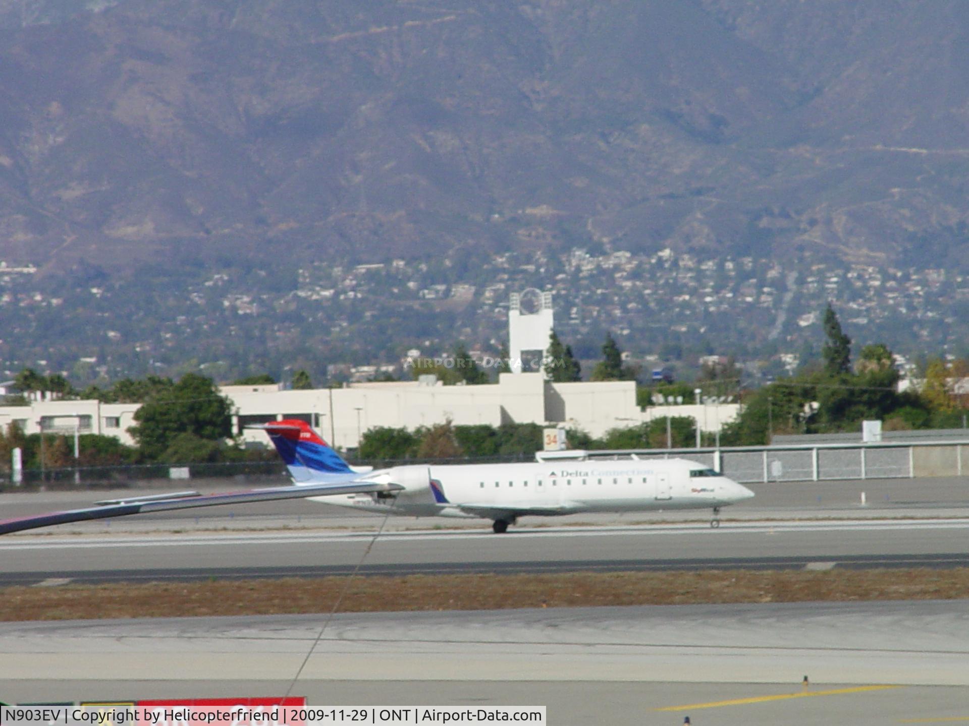 N903EV, 2002 Bombardier CRJ-200ER (CL-600-2B19) C/N 7621, Take off roll eastbound on runway 8L