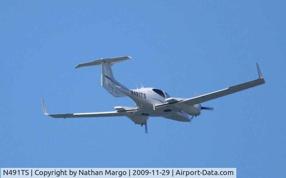 N491TS, 2007 Diamond DA-42 Twin Star C/N 42.AC091, Caught Flying along Sunset Cliffs, San Diego, CA