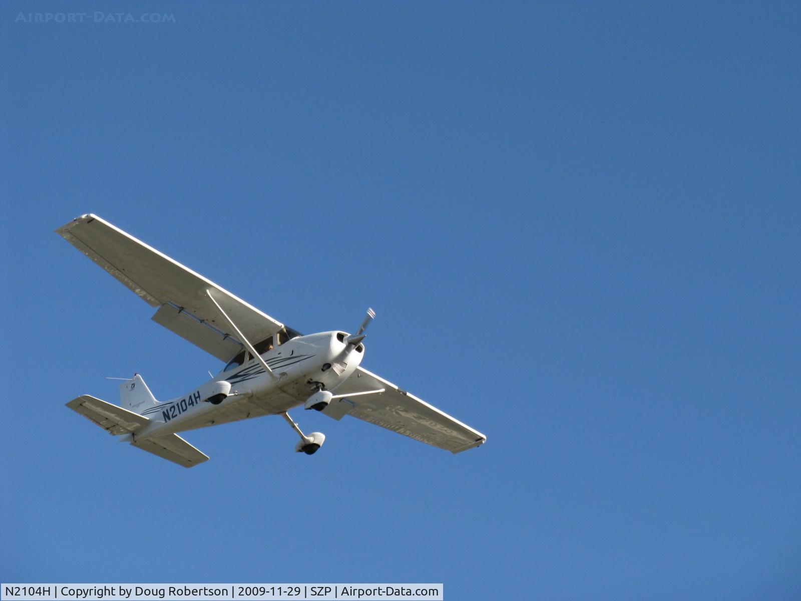 N2104H, 2007 Cessna 172S SP II C/N 172S10432, 2007 Cessna 172S SKYHAWK SP II, Lycoming IO-360-L2A 180 Hp, on final Rwy 22
