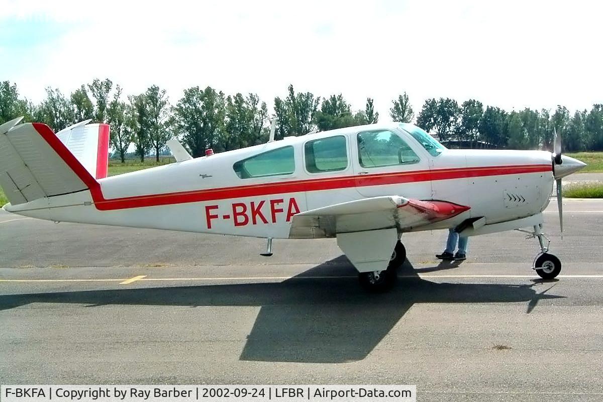 F-BKFA, 1964 Beech S35 Bonanza Bonanza C/N D-7432, Seen getting ready for departure.