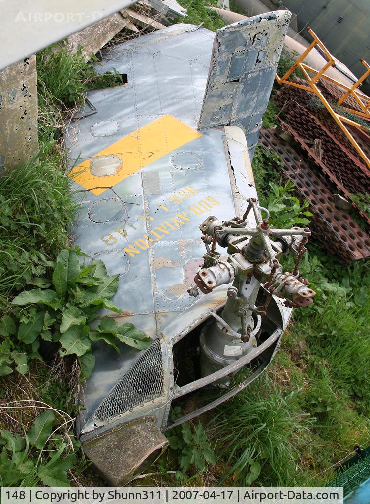 148, Sikorsky HSS-1 Seabat C/N SA148, Tail removed and put on the ground...