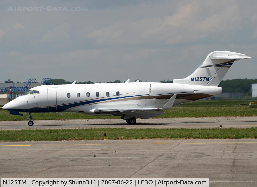 N125TM, 2006 Bombardier Challenger 300 (BD-100-1A10) C/N 20104, Taxiing holding point rwy 32R for departure...