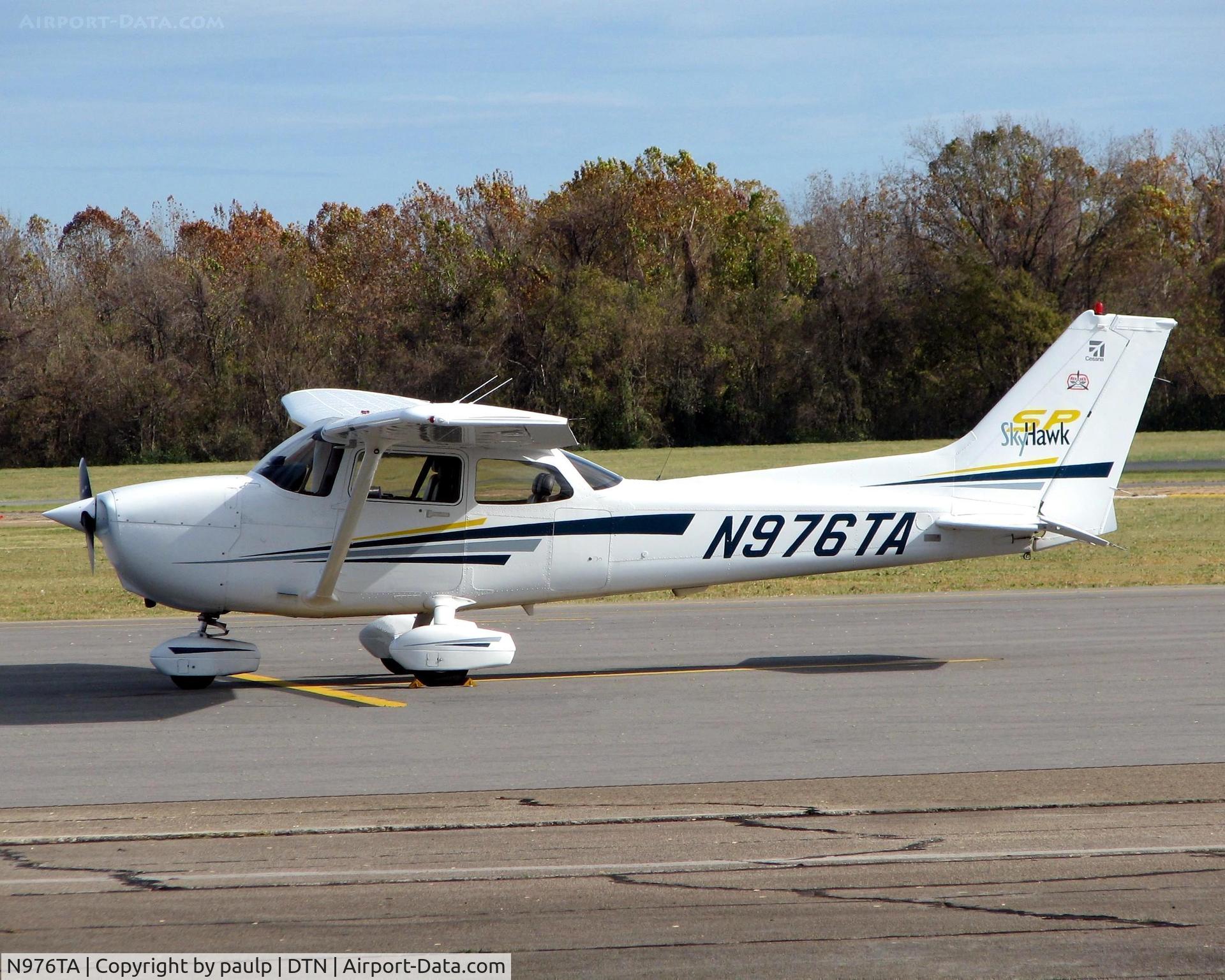 N976TA, 2002 Cessna 172S C/N 172S9076, At Downtown Shreveport.