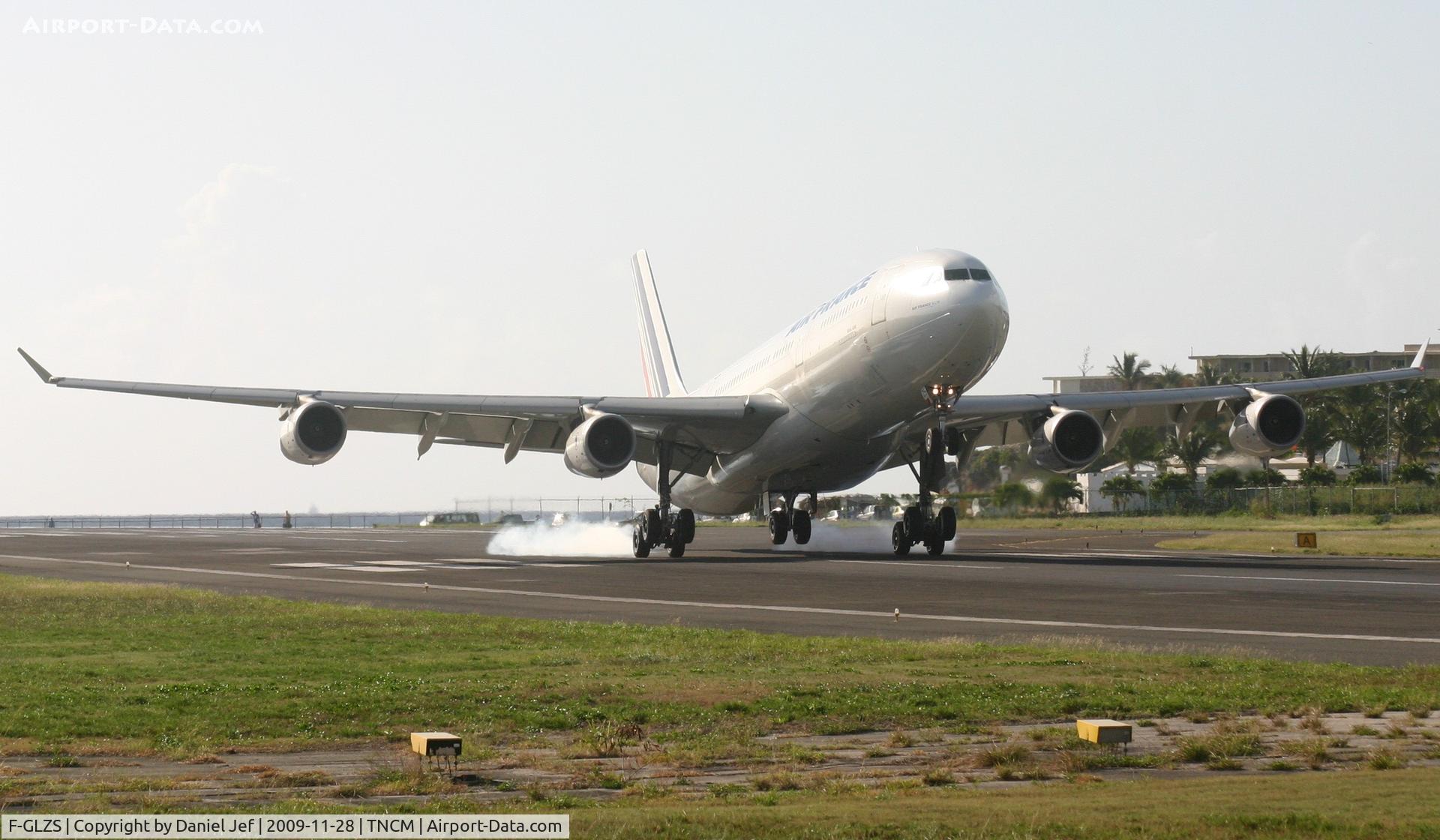 F-GLZS, 1999 Airbus A340-313X C/N 310, Airfrance ladning at St Maarten