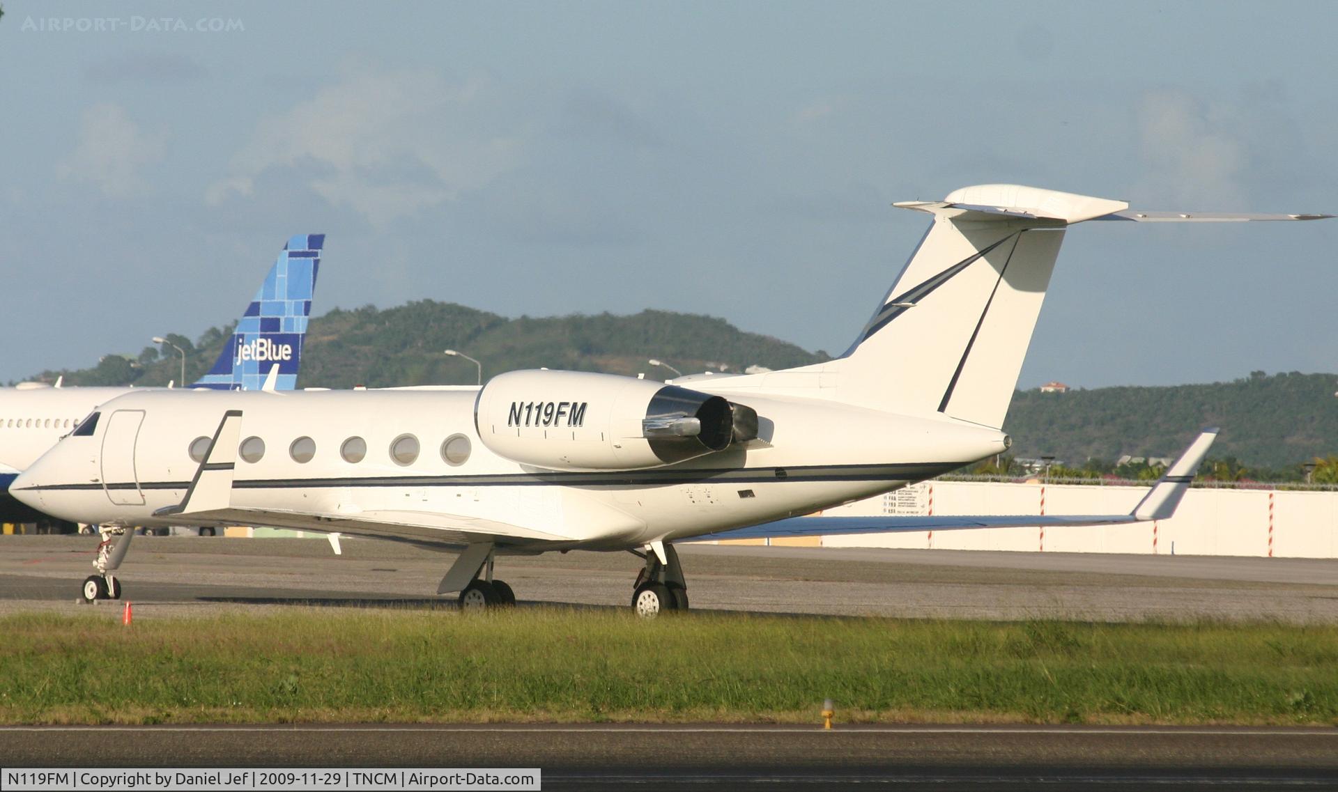 N119FM, 2001 Gulfstream Aerospace G-IV C/N 1464, Gulfstream N119FM park at the B ramp taking in some needed sunshine