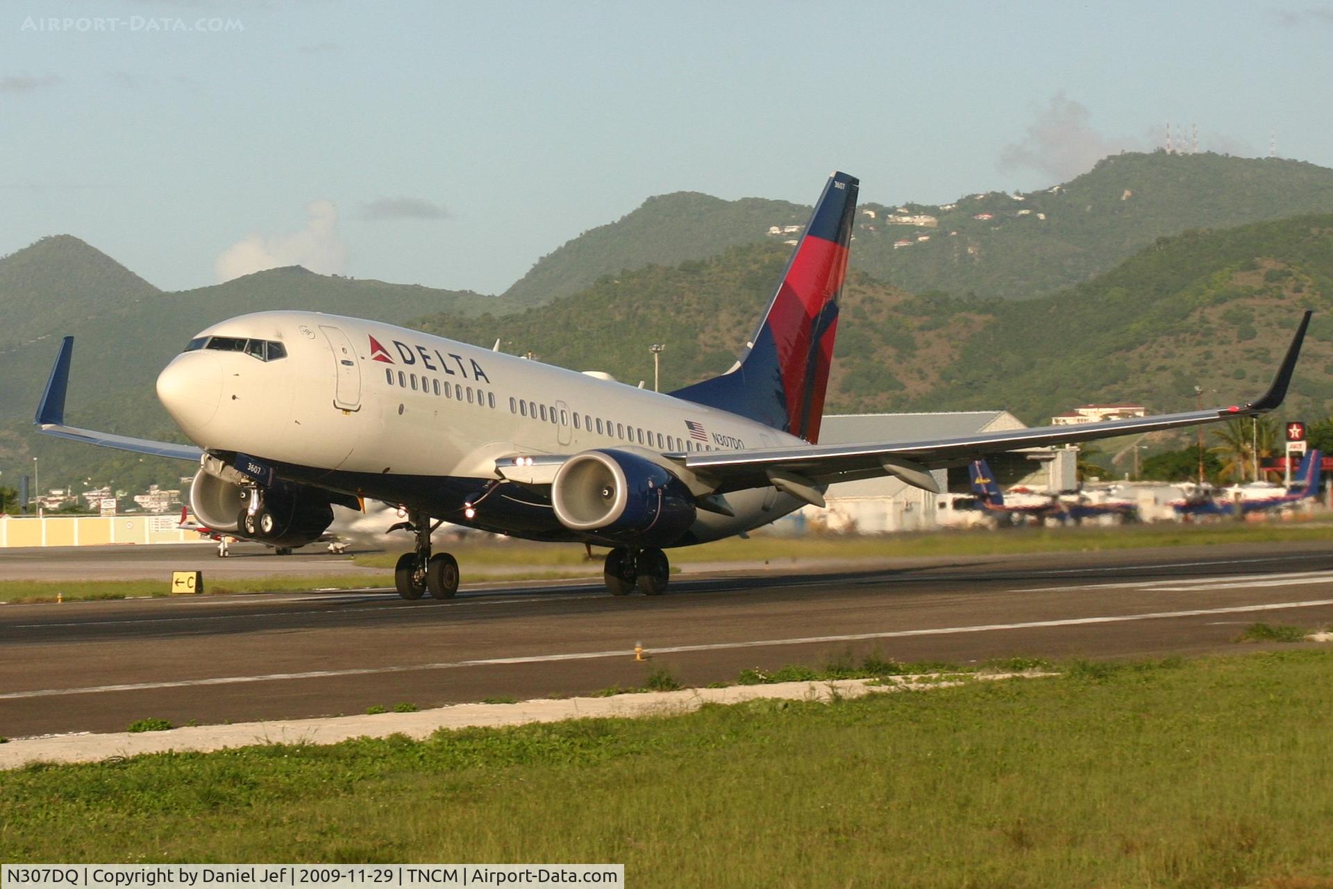 N307DQ, 2008 Boeing 737-732 C/N 29679, Delta airlines taking off at runway 28