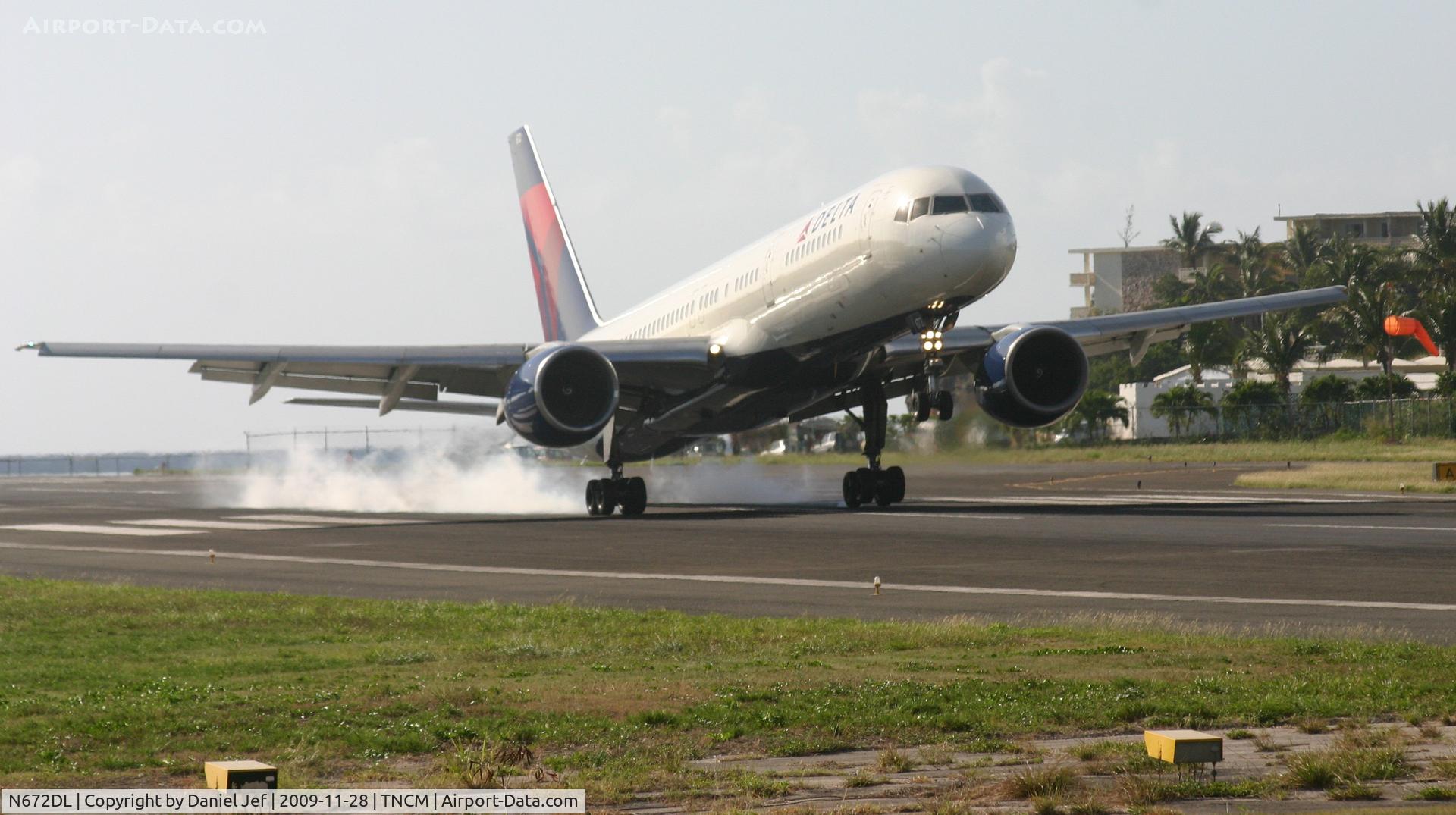 N672DL, 1992 Boeing 757-232 C/N 25977, Delta airlines landing at tncm