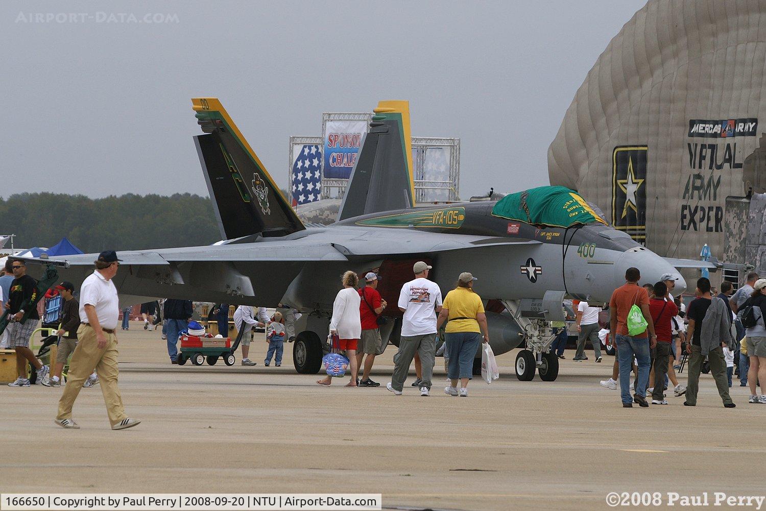 166650, Boeing F/A-18E Super Hornet C/N E113, Some folks getting a look at the Gunslinger's line bird
