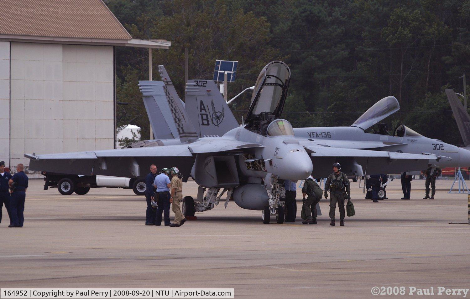 164952, McDonnell Douglas F/A-18C Hornet C/N 1252/C375, Some quality time with the ground crew and flight crew