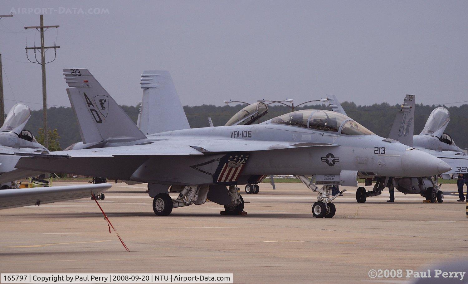 165797, Boeing F/A-18F Super Hornet C/N 1525/F023, Angular but curvy, a beautiful paradox