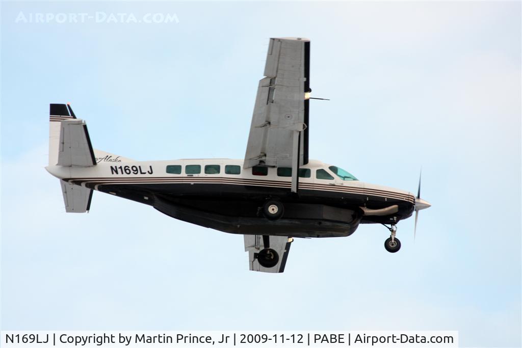 N169LJ, 1997 Cessna 208B Grand Caravan C/N 208B0599, Frontier Alaska Cessna 208 landing Runway 18
