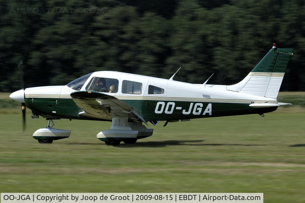 OO-JGA, Piper PA-28-181 C/N 288090313, arriva at the 2009 old-timer fly-in.