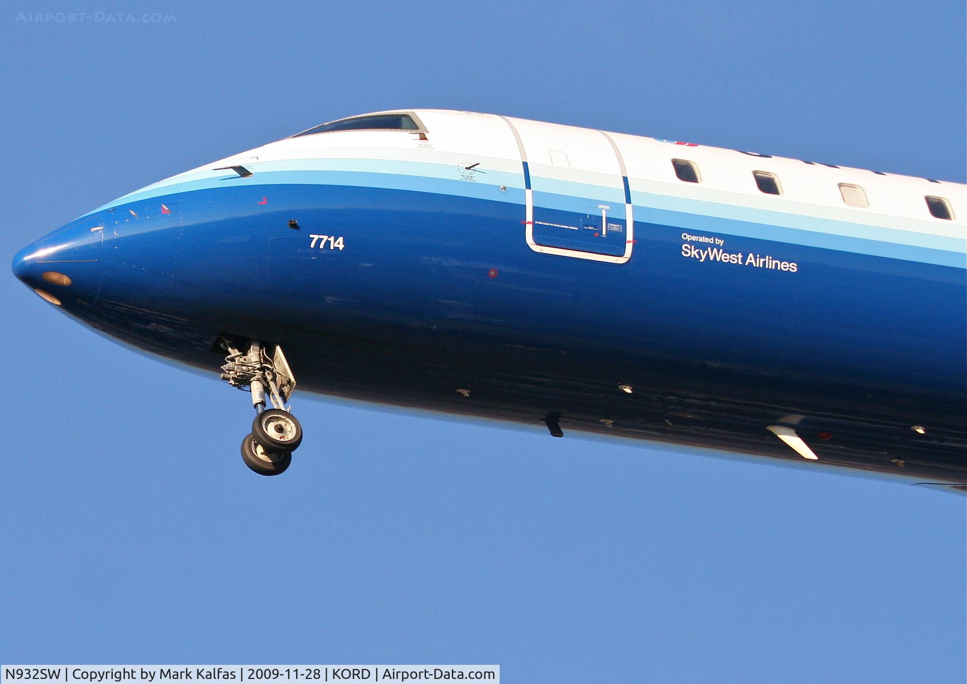 N932SW, 2002 Bombardier CRJ-200LR (CL-600-2B19) C/N 7714, SkyWest Airlines CL-600-2B19, SKW6640 short final 27L, from KMKE.