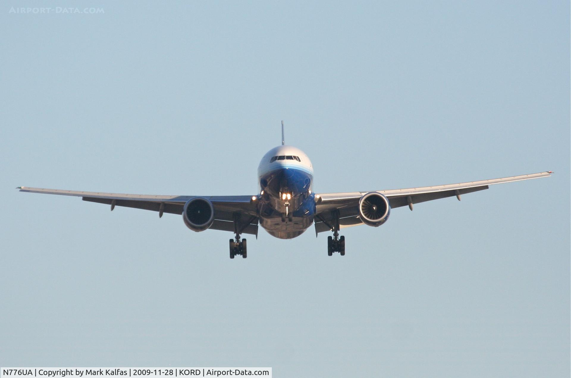N776UA, 1996 Boeing 777-222 C/N 26937, United Airlines Boeing 777-222 , UAL907 short final 27L arriving from EDDM (Munich).