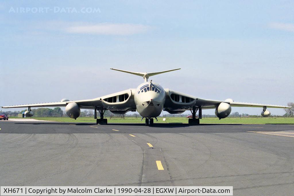 XH671, 1960 Handley Page Victor K.2 C/N HP80/56, Handley Page Victor K2 (HP-80) at RAF Waddington in 1990.