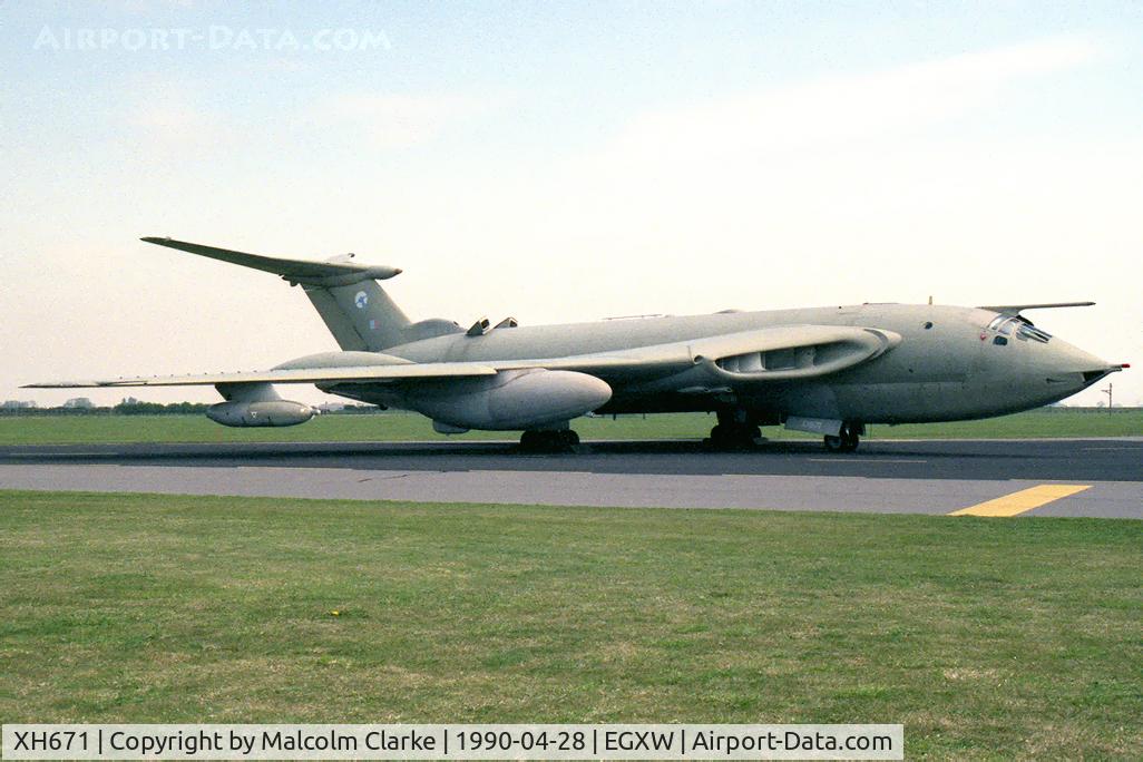 XH671, 1960 Handley Page Victor K.2 C/N HP80/56, Handley Page Victor K2 (HP-80) at RAF Waddington in 1990.