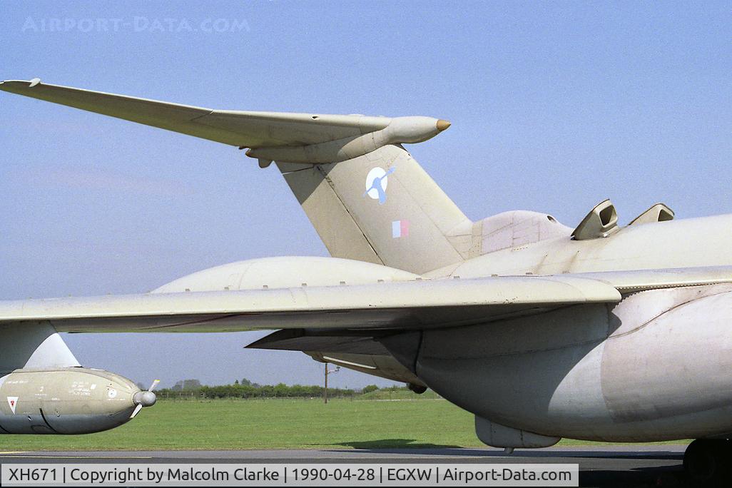 XH671, 1960 Handley Page Victor K.2 C/N HP80/56, Handley Page Victor K2 (HP-80) at RAF Waddington in 1990.
