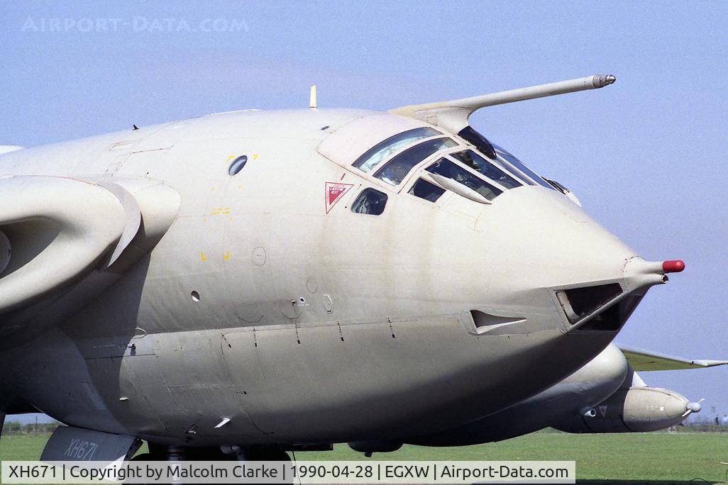 XH671, 1960 Handley Page Victor K.2 C/N HP80/56, Handley Page Victor K2 (HP-80) at RAF Waddington in 1990.