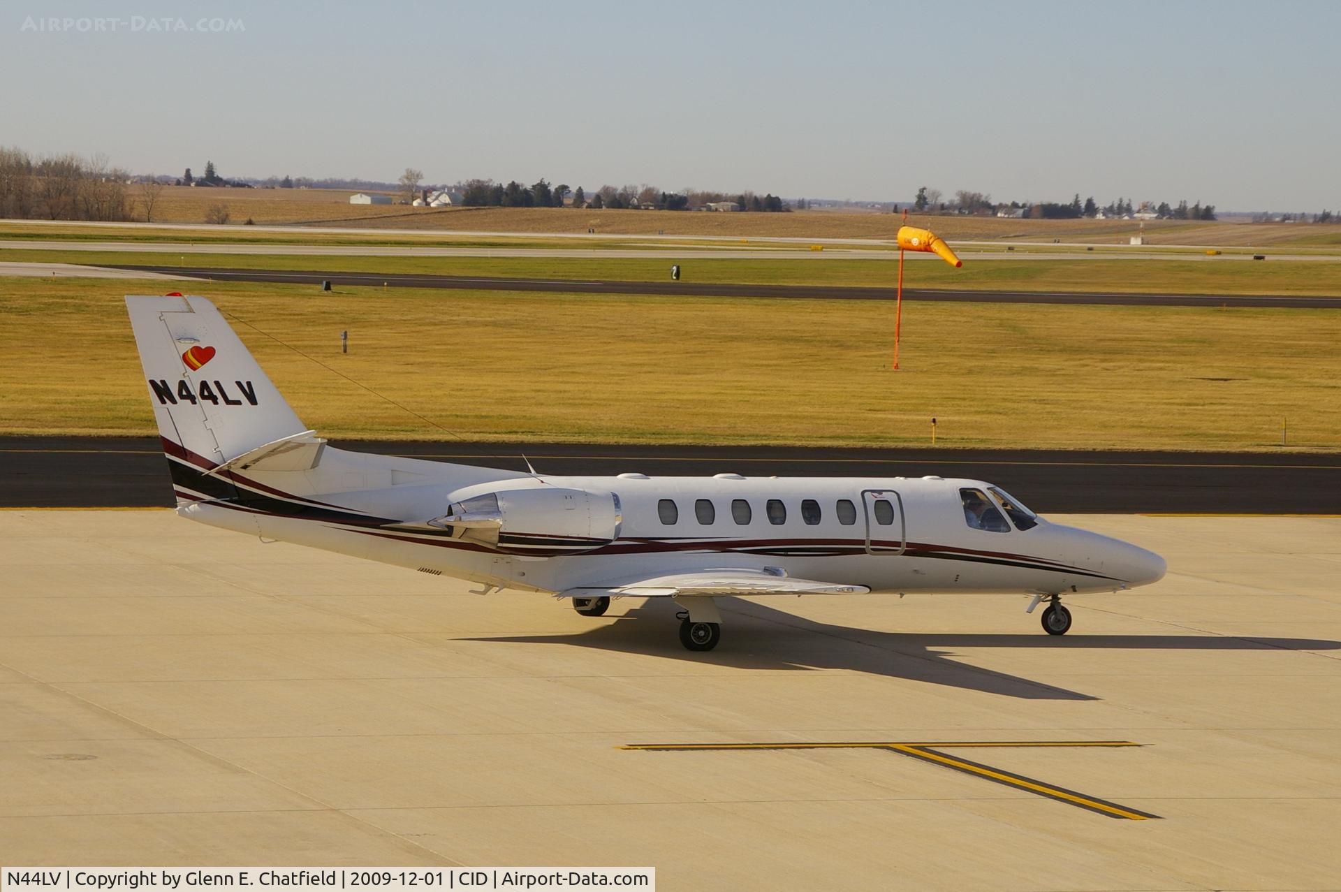 N44LV, 1996 Cessna 560 C/N 560-0397, Taxiing in to Landmark FBO