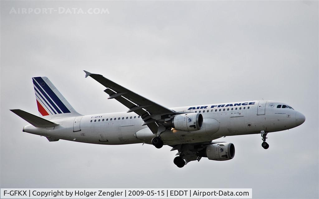 F-GFKX, 1991 Airbus A320-211 C/N 0228, 120 feet left down to runway 26L