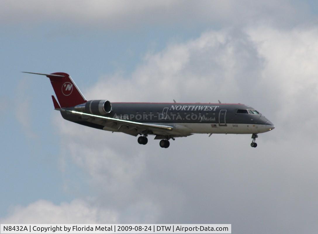 N8432A, 2000 Canadair CRJ-200LR (CL-600-2B19) C/N 7432, Northwest Airlink CRJ-200