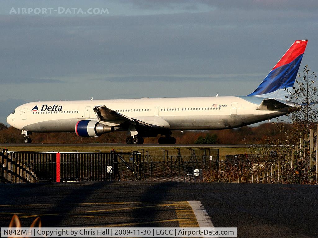 N842MH, 2001 Boeing 767-432/ER C/N 29715, back tracking down the RW before at 05R departure