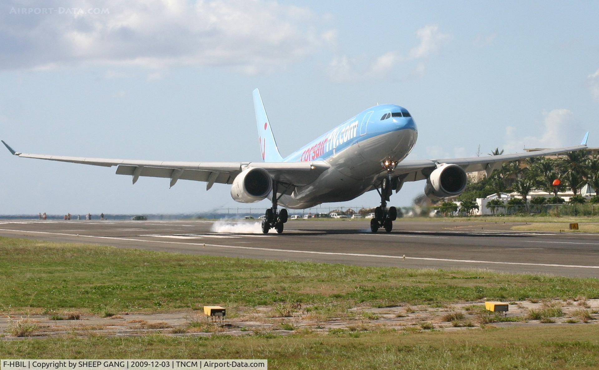 F-HBIL, 2000 Airbus A330-243 C/N 320, Corsair having some tire burn befor all main gear down