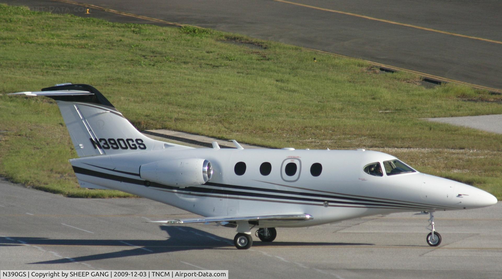 N390GS, 2008 Hawker Beechcraft Corp 390 C/N RB-231, N390GS taxing to A be taking off
