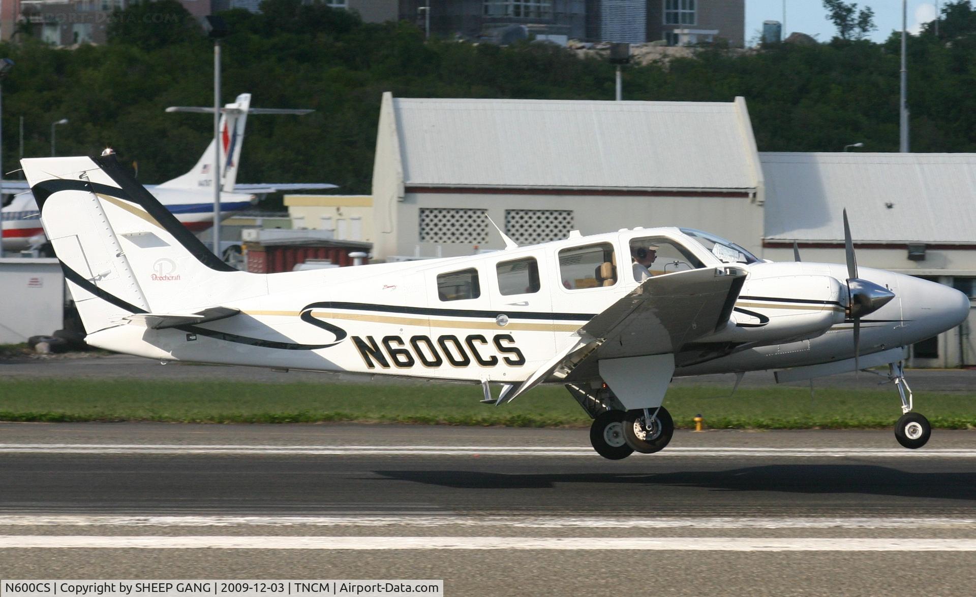 N600CS, Raytheon Aircraft Company 58 C/N TH-2105, N600CS landing at TNCM