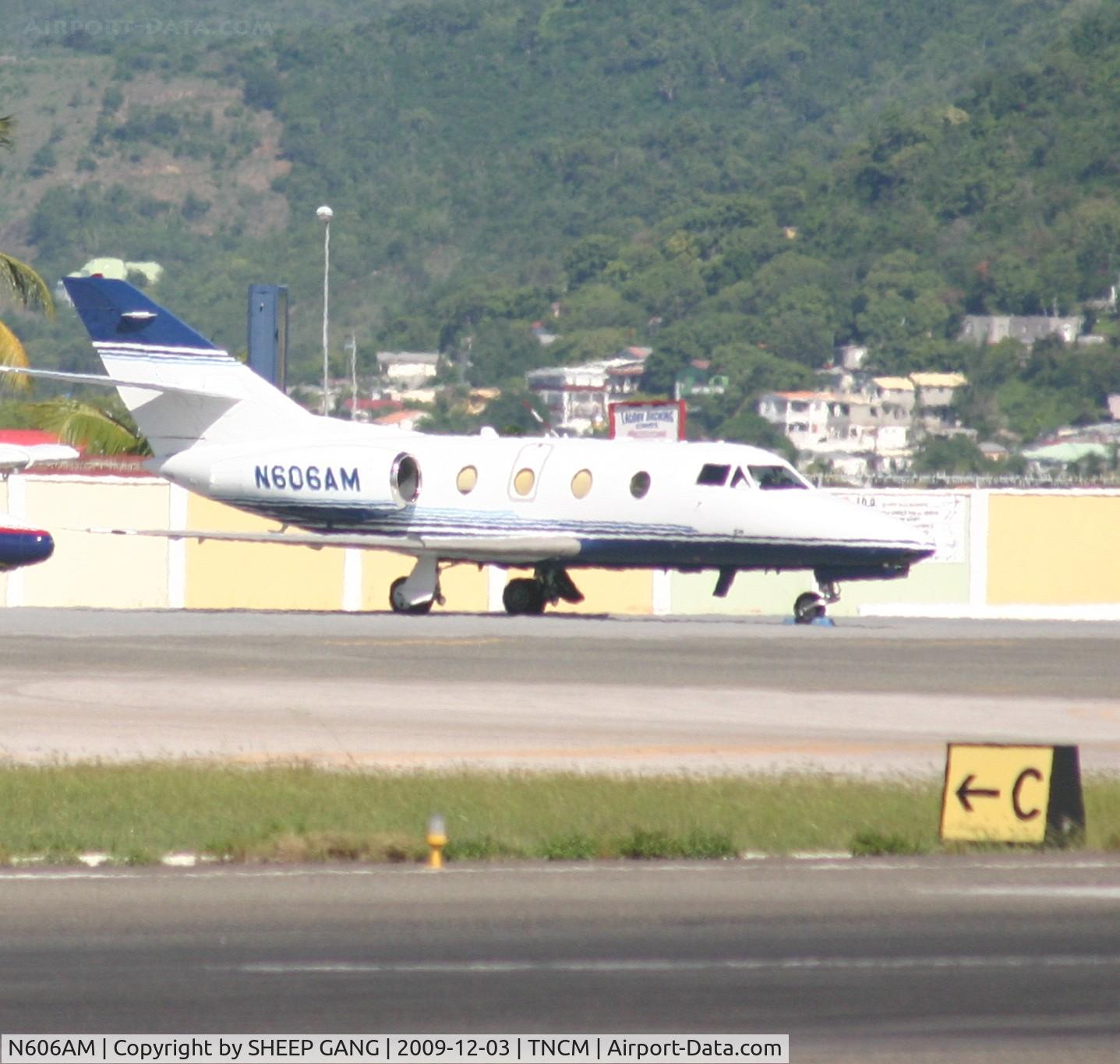 N606AM, Dassault Falcon 10 C/N 205, N606AM park at the C ramp