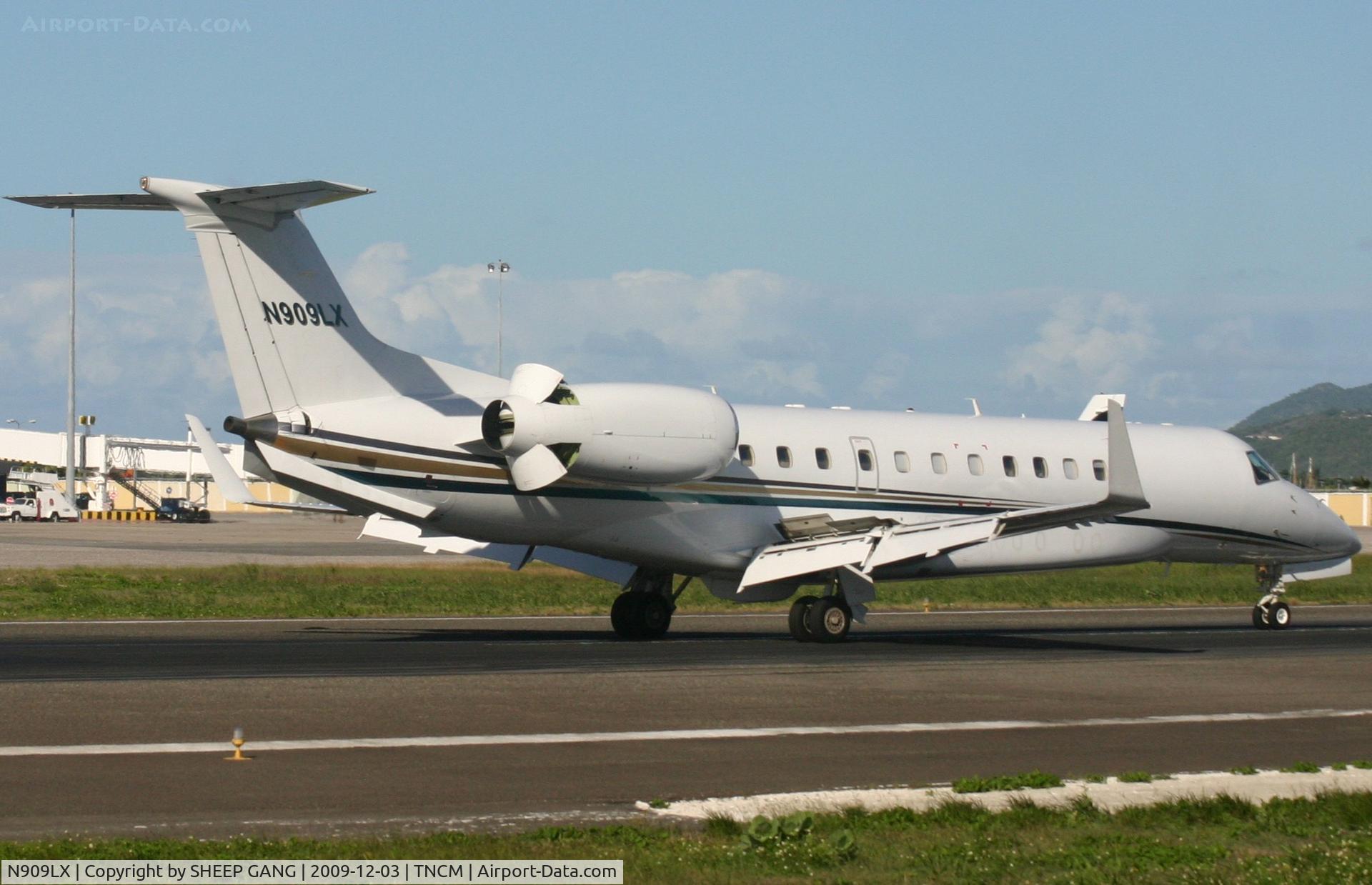 N909LX, 2006 Embraer EMB-135BJ Legacy C/N 14500942, N909LX making use of all there stopping power