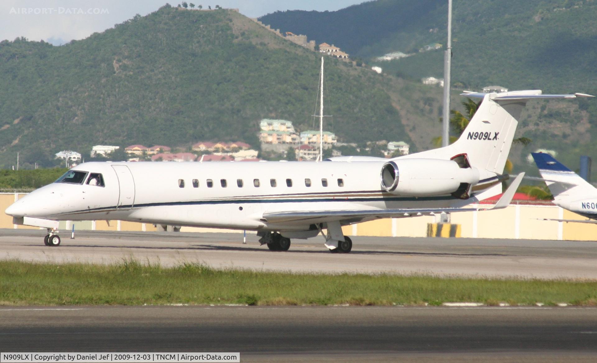 N909LX, 2006 Embraer EMB-135BJ Legacy C/N 14500942, N909LX taxing on the ramp to parking and still making use of there airbrakes