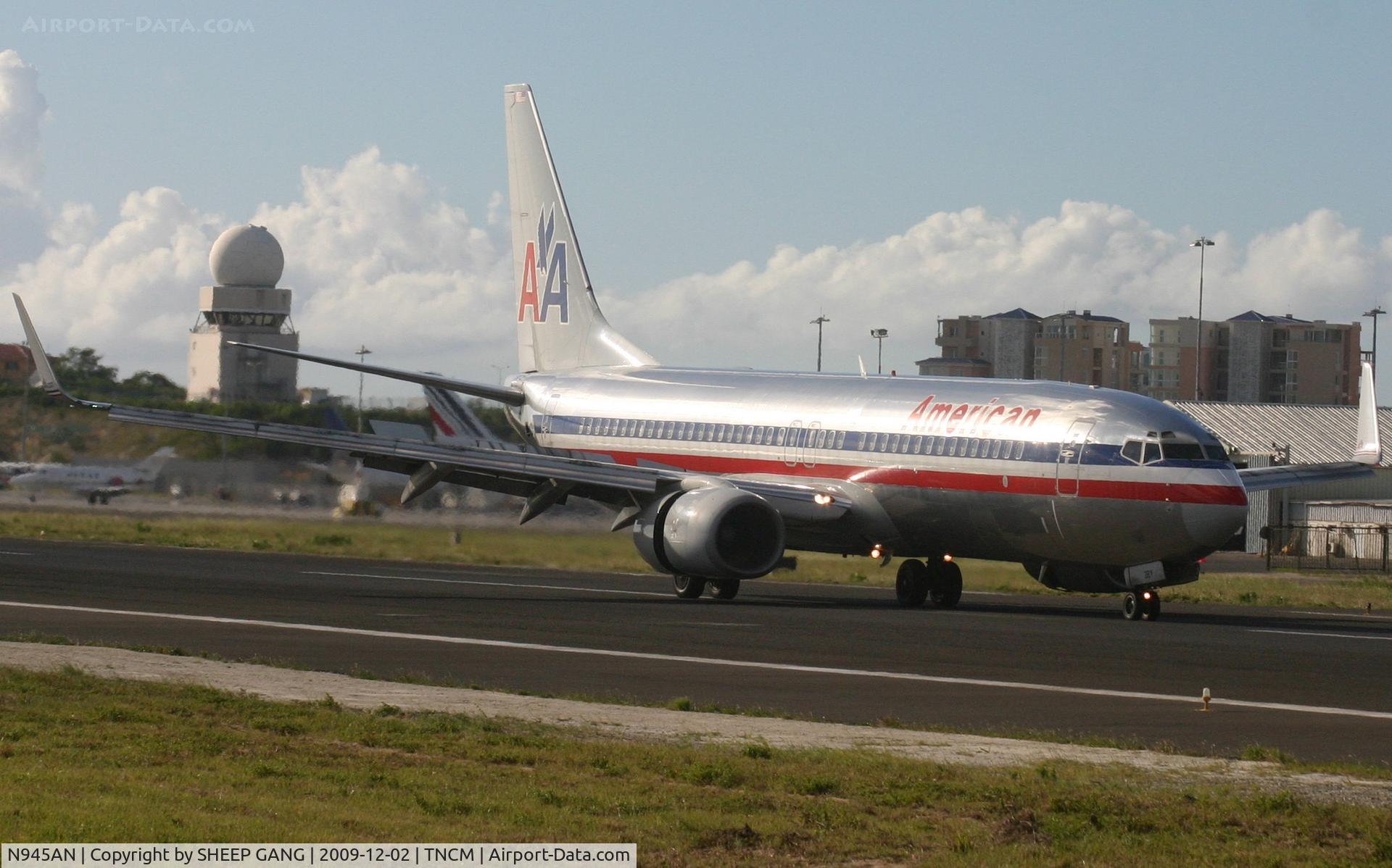 N945AN, 2000 Boeing 737-823 C/N 30085, American airlines use all there stopping power at runway 10
