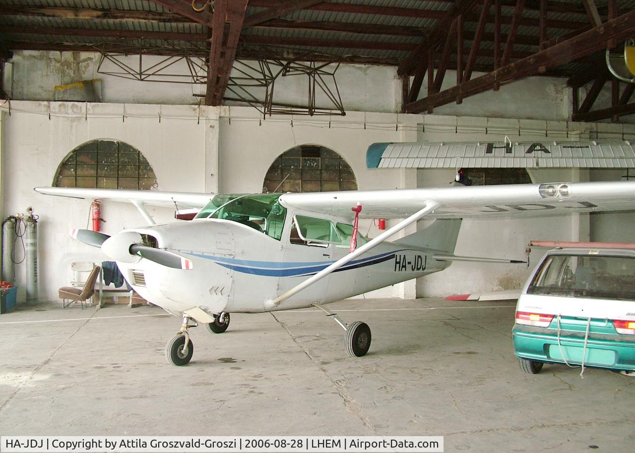 HA-JDJ, 1962 Cessna 182E Skylane Skylane C/N 18254279, Esztergom Airfield-hangar