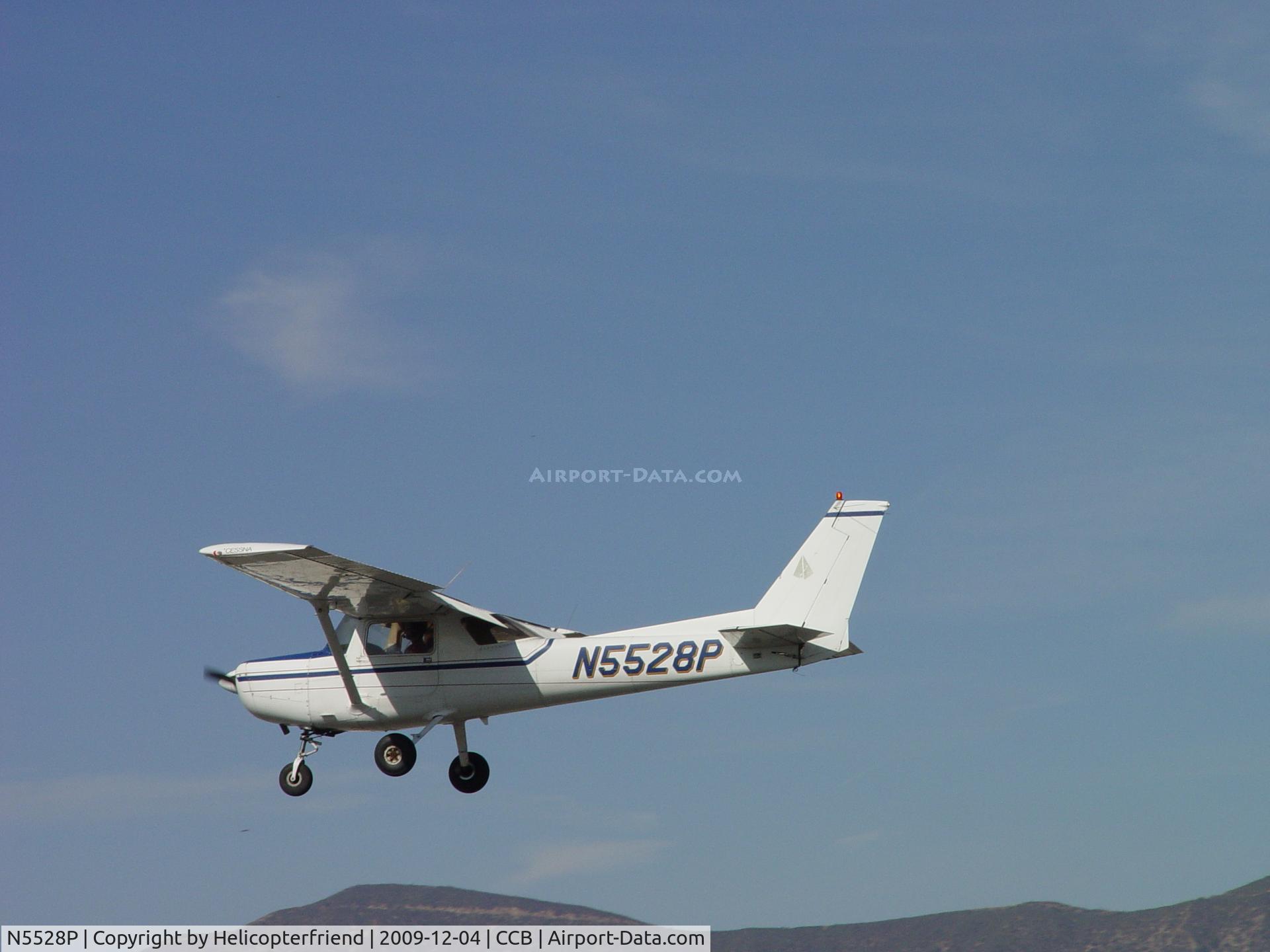 N5528P, 1981 Cessna 152 C/N 15284968, Landing on runway 24