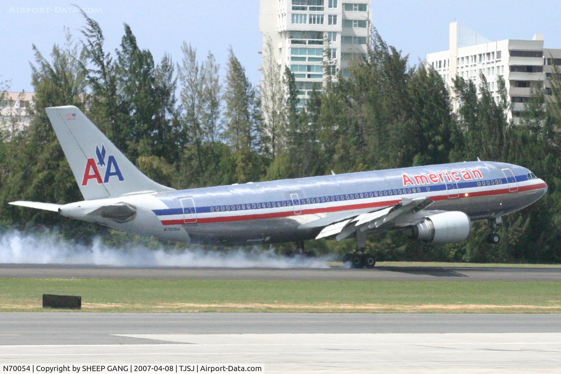 N70054, 1988 Airbus A300B4-605R C/N 461, AA main landing gear down
