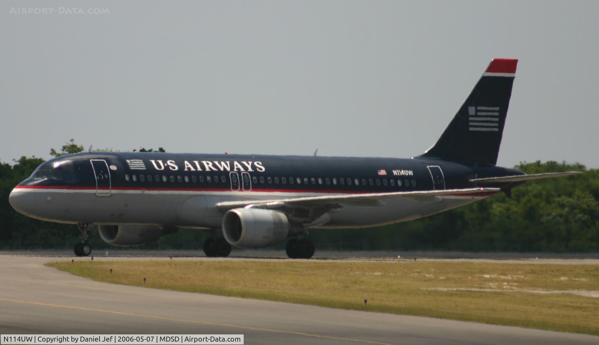 N114UW, 1999 Airbus A320-214 C/N 1148, US airway off the taxi way to the ramp