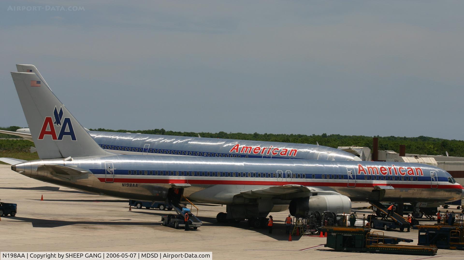 N198AA, 2001 Boeing 757-223 C/N 32392, American airlines at the gate being take by ground crew