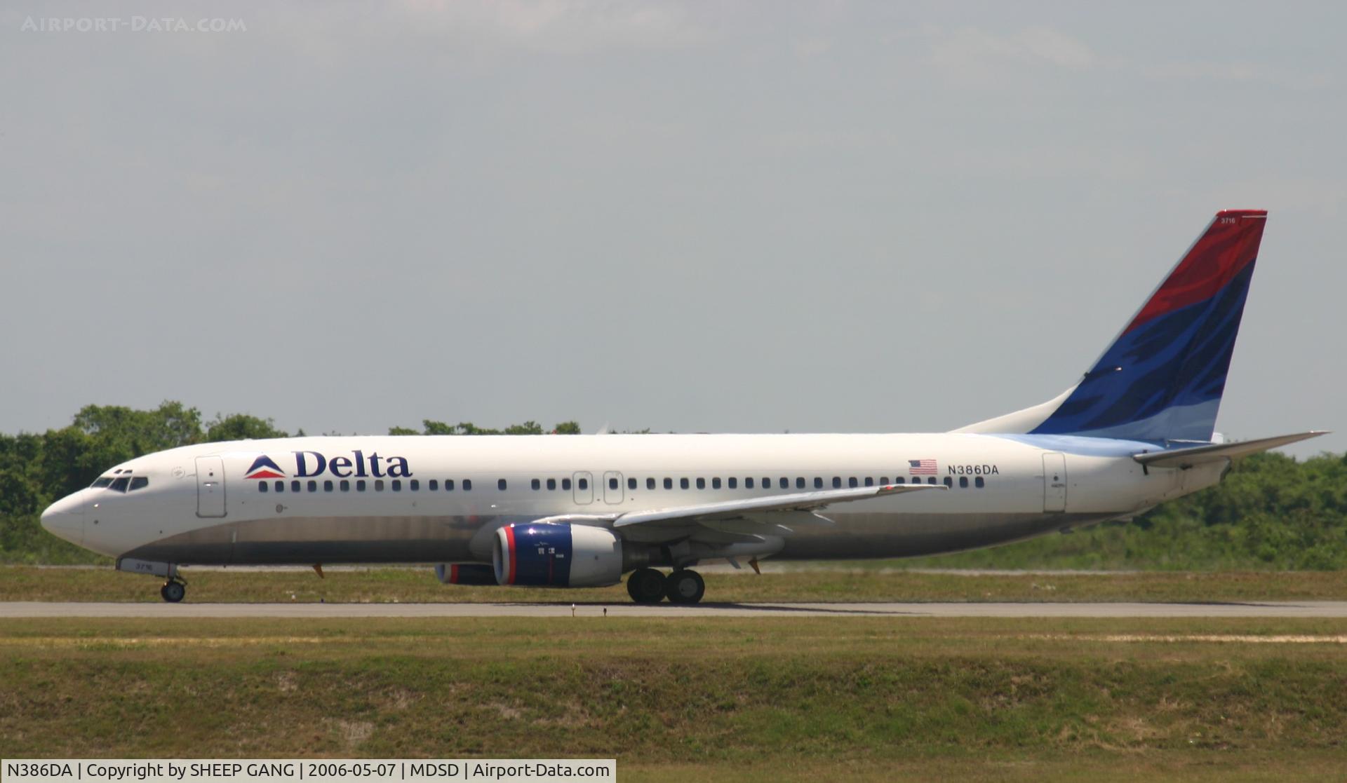 N386DA, 1999 Boeing 737-832 C/N 30373, Delta taxing to parking
