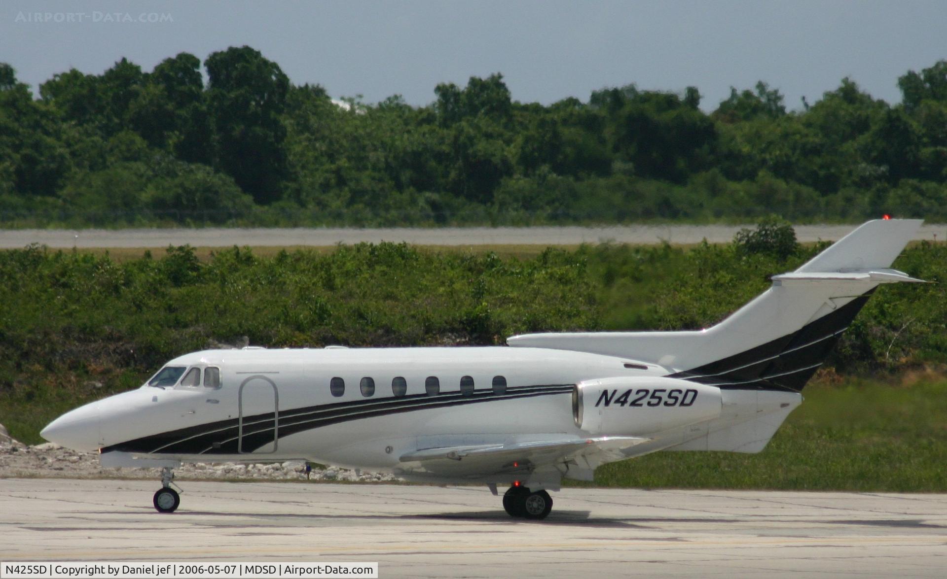 N425SD, 1977 Hawker Siddeley HS.125 Series 700A C/N 257018, N425SD taxing on the ramp to the active for take off