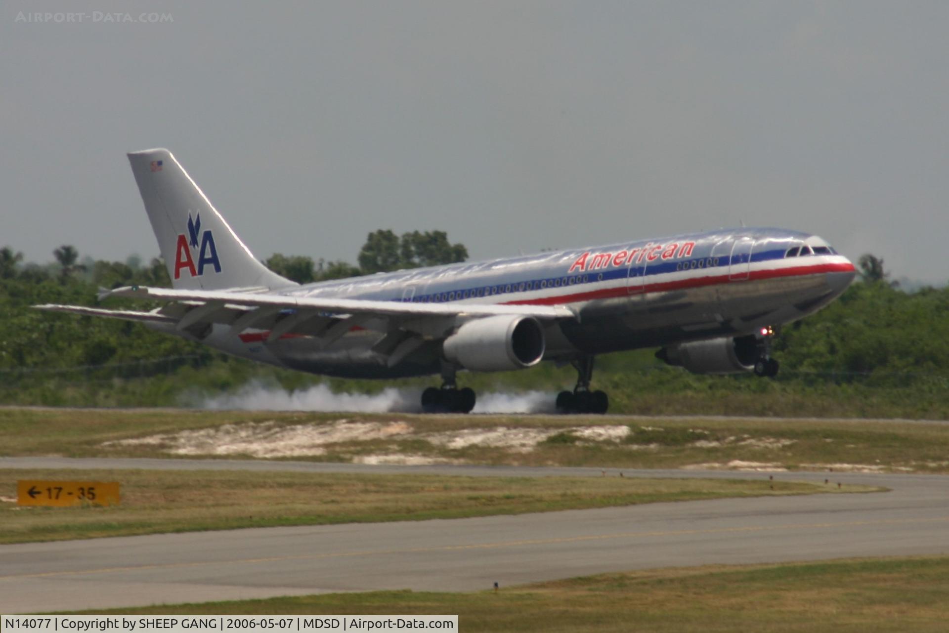 N14077, 1991 Airbus A300B4-605R C/N 612, American airlines with its main landing gear on the ground