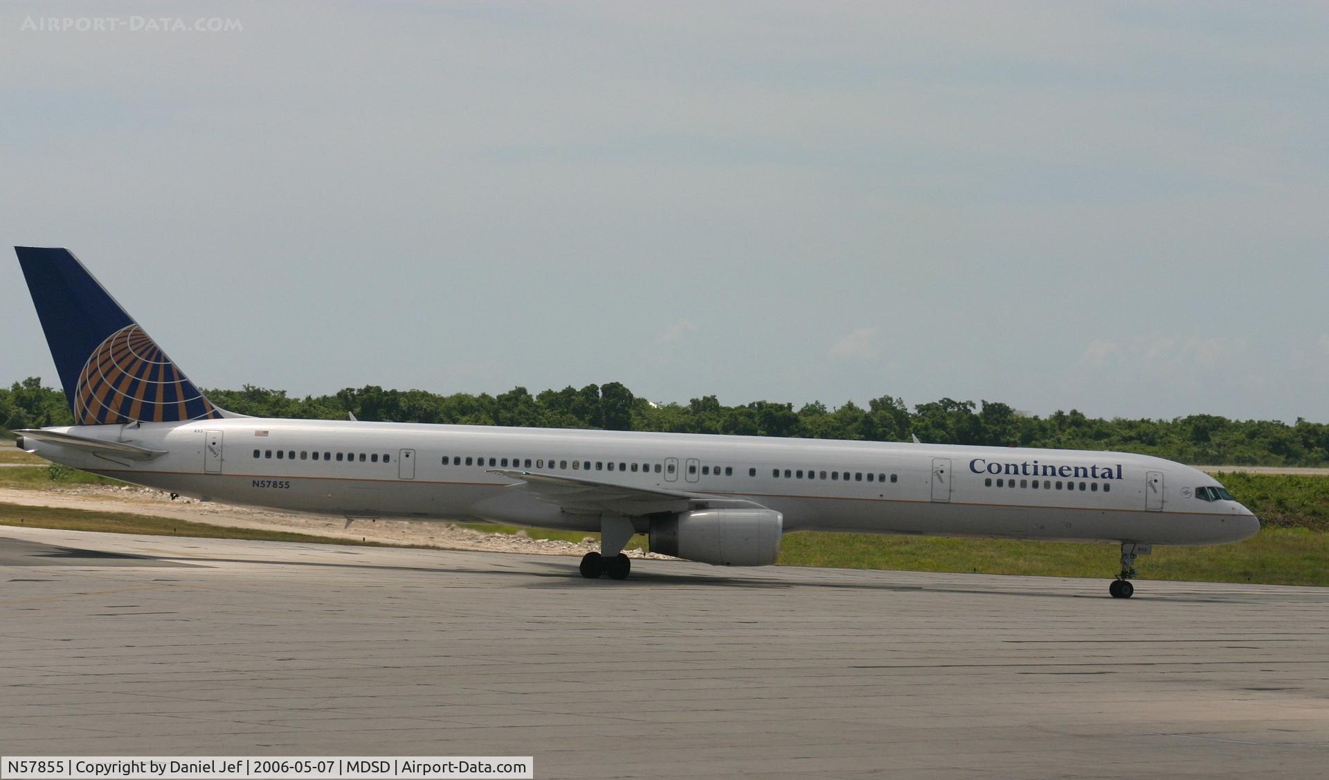 N57855, 2004 Boeing 757-324 C/N 32814, Continental 757-324 Taxing to parking.