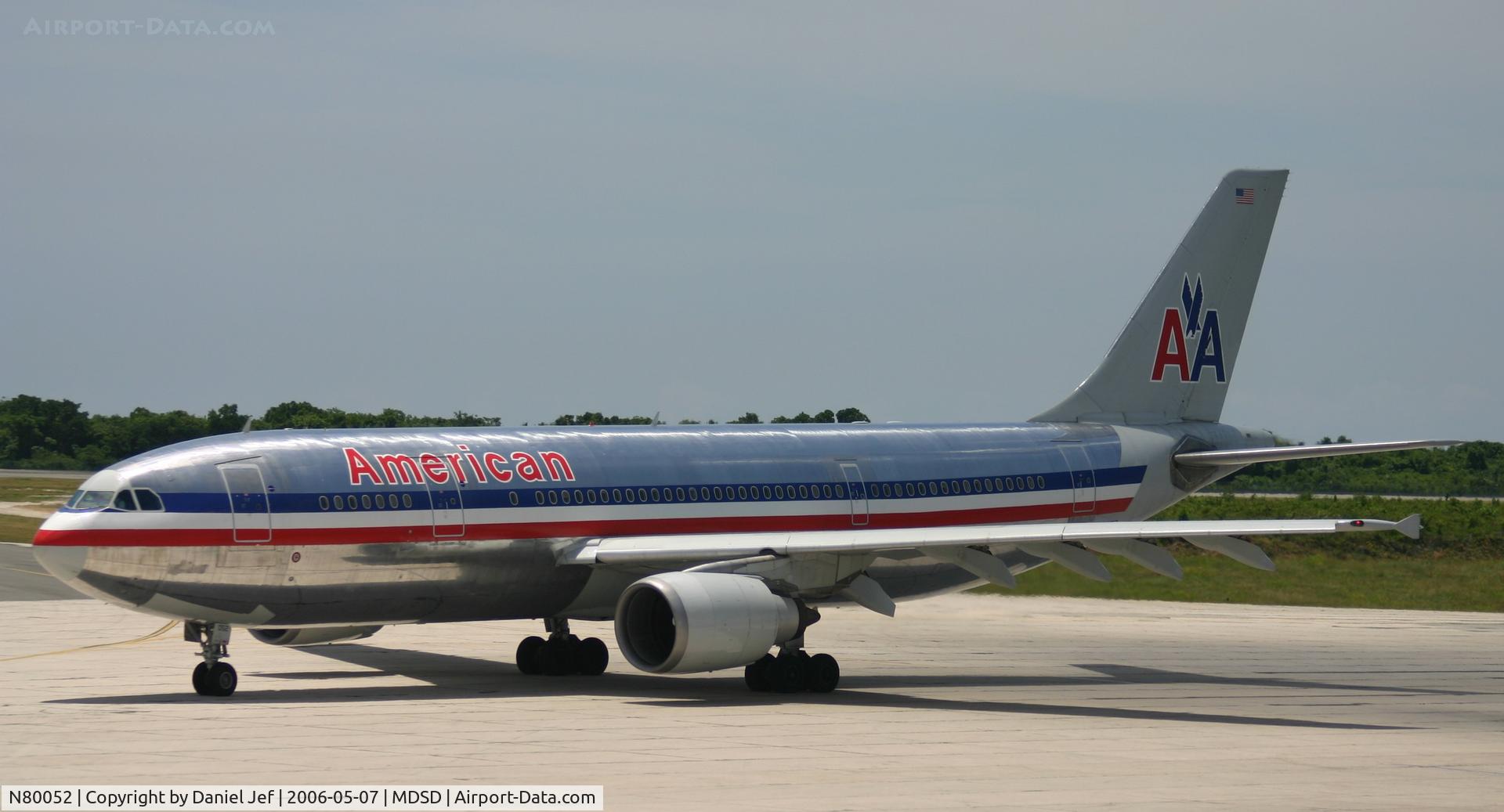 N80052, 1988 Airbus A300B4-605R C/N 460, American airlines taxing to take off