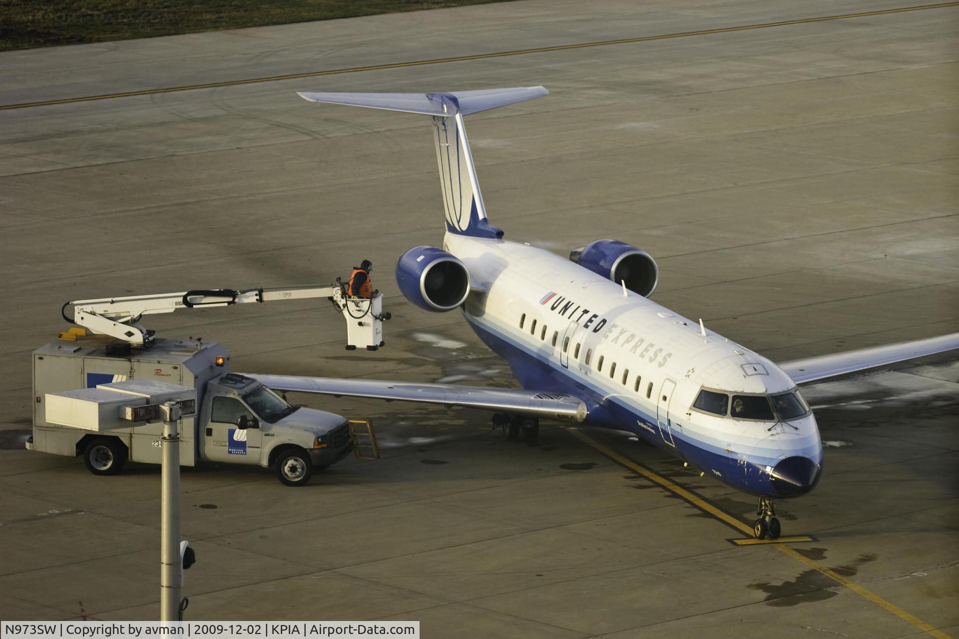 N973SW, 2004 Bombardier CRJ-200ER (CL-600-2B19) C/N 7949, United Express at gate for de-icing