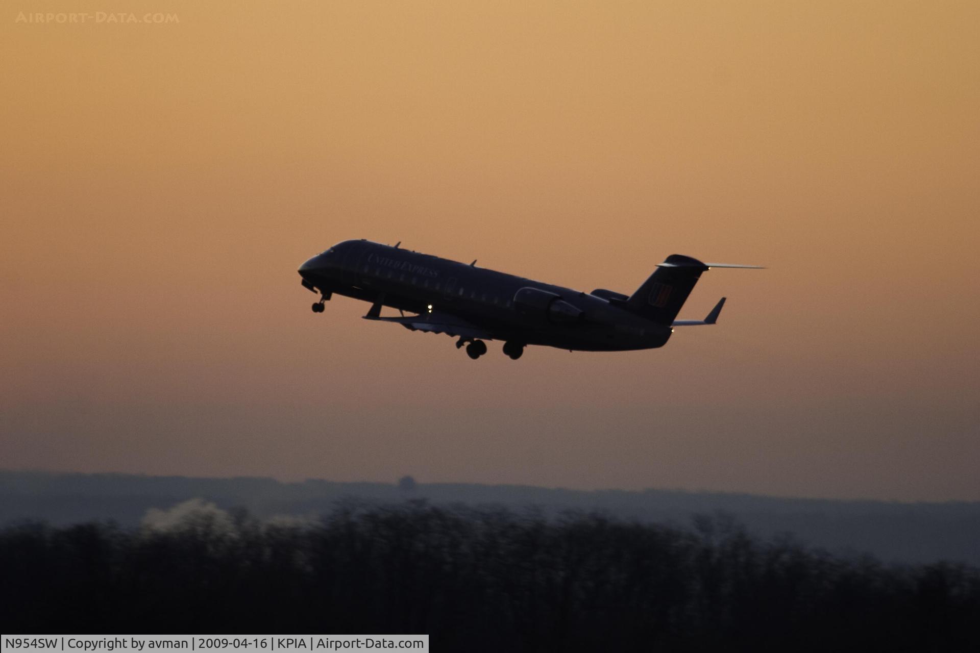 N954SW, 2003 Bombardier CRJ-200LR (CL-600-2B19) C/N 7815, United Express (N954SW) climbs into the sunrise
