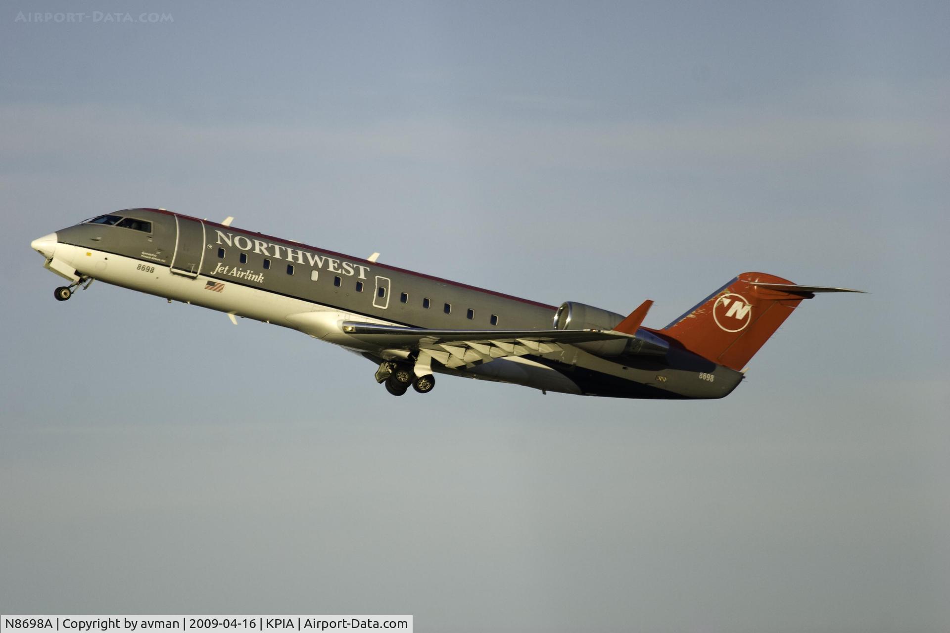 N8698A, 2002 Bombardier CRJ-200 (CL-600-2B19) C/N 7698, Northwest Airlink (N8698A) departs Peoria Illinois